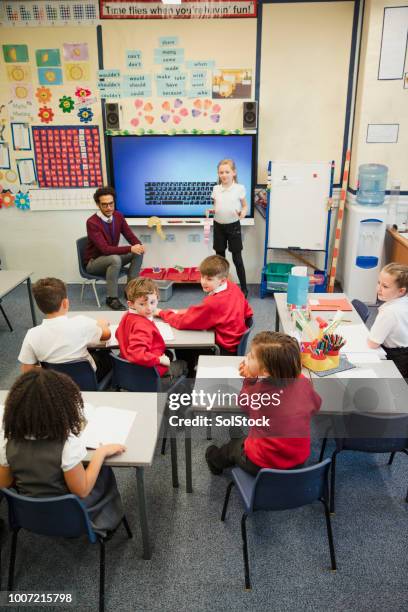 presentazione alla classe con la sua insegnante - interactive whiteboard foto e immagini stock