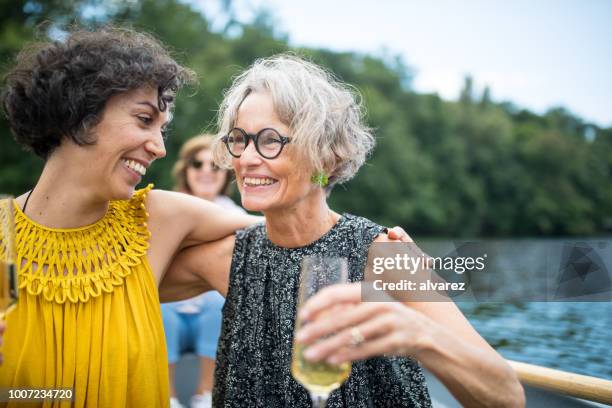 glückliche frauen mit arme um im boot - boat old stock-fotos und bilder