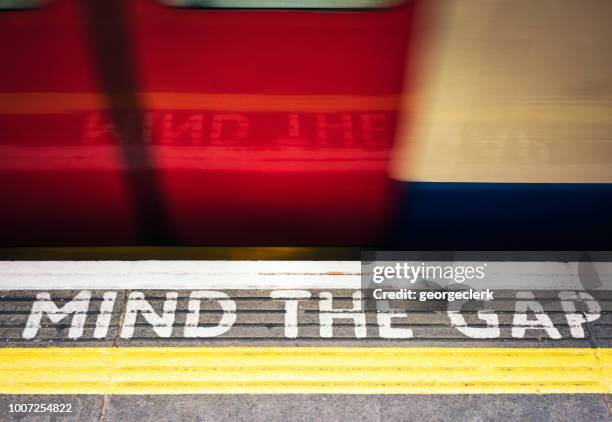 mente a lacuna de sinal e um trem de metrô de londres - go palavra inglesa - fotografias e filmes do acervo