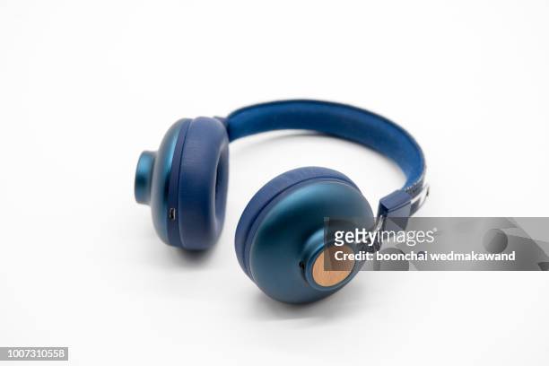 headphones. earphones on ขาว background. - headphones isolated stock pictures, royalty-free photos & images