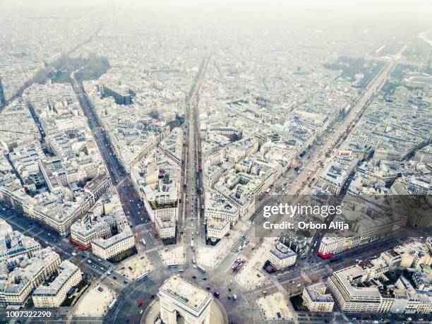 bogen de triomphe - arc de triomphe aerial view stock-fotos und bilder