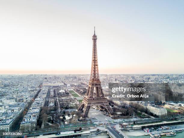 aerial view of the eiffel tower - eiffel tower top view stock pictures, royalty-free photos & images