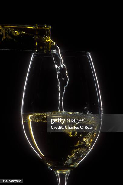 glass of chardonnay wine - chardonnay grape 個照片及圖片檔