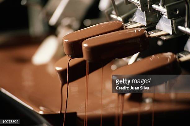 ice cream factory - vollmilchschokolade stock-fotos und bilder