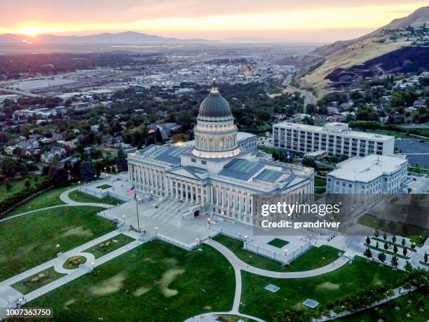 luftaufnahme von der utah state capitol building und der innenstadt von salt lake city utah - salt lake city and county verwaltungsgebäude stock-fotos und bilder