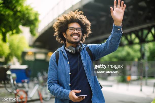 hipster provenientes de taxi al aire libre en la calle - berlin taxi fotografías e imágenes de stock