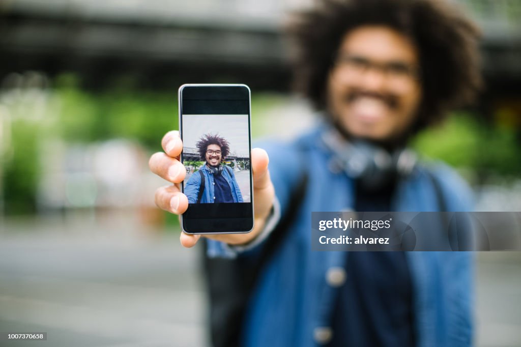 Hipster zeigt seine selfie