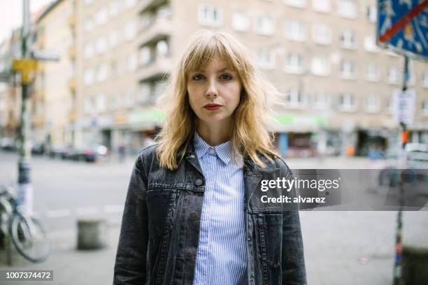 urbaine femme debout à l’extérieur de la ville - young blonde woman facing away photos et images de collection