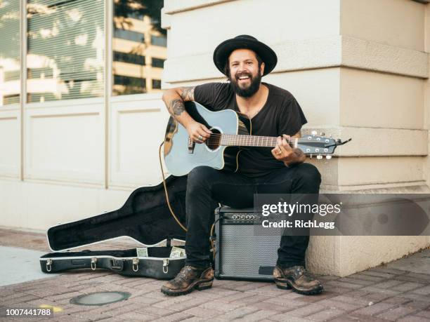 musicista di strada busking - musician foto e immagini stock