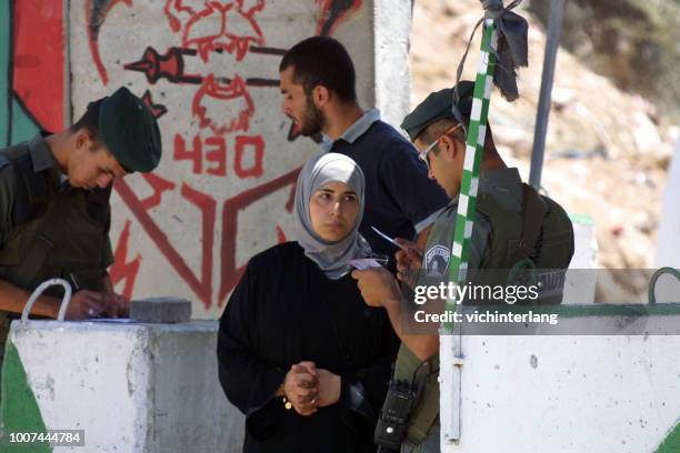 israelischen checkpoint, jerusalem - palästinensische kultur stock-fotos und bilder