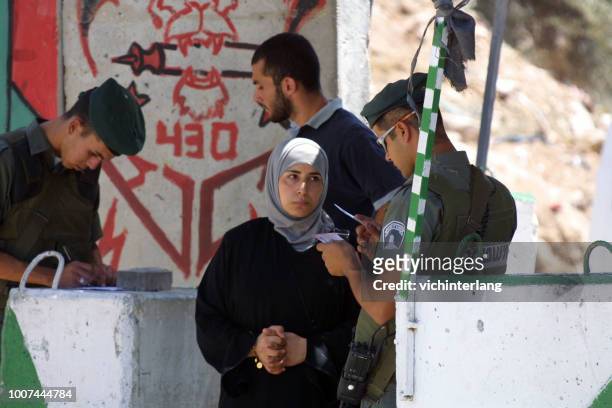 エルサレム、イスラエルのチェックポイント - palestinian ストックフォトと画像