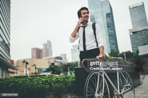 encantadora joven empresario - corbata fotografías e imágenes de stock