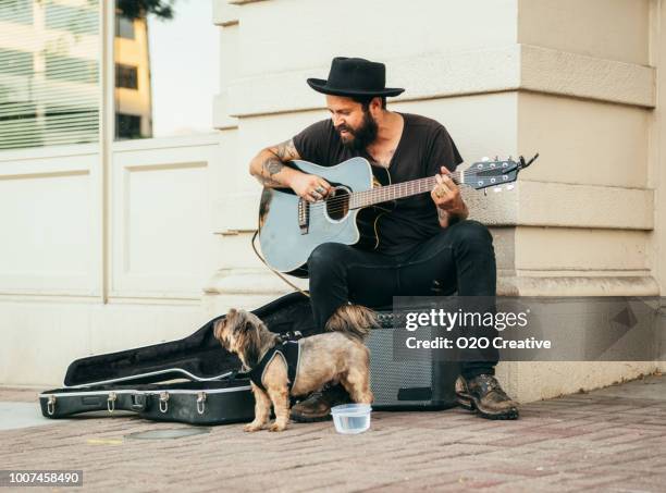 als straßenmusikant straßenmusikant - straßenmaler stock-fotos und bilder