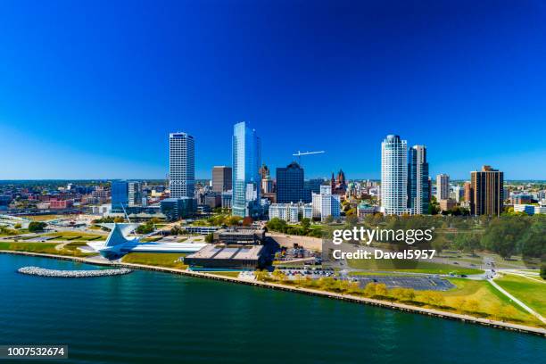 milwaukee skyline en kustlijn antenne - michigan meer stockfoto's en -beelden