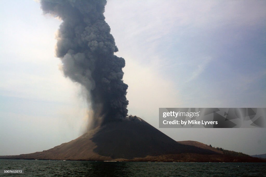 Erupting Anak Krakatau eruption column