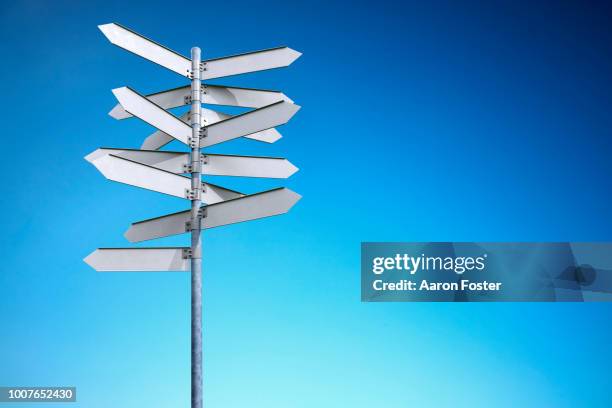 a 3d pole with blank street signs pointing all directions - indicatore-di-direzione-segnale foto e immagini stock