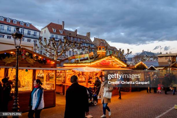 strasbourg en navidad - coloque broglie (alsacia, francia) - estrasburgo fotografías e imágenes de stock