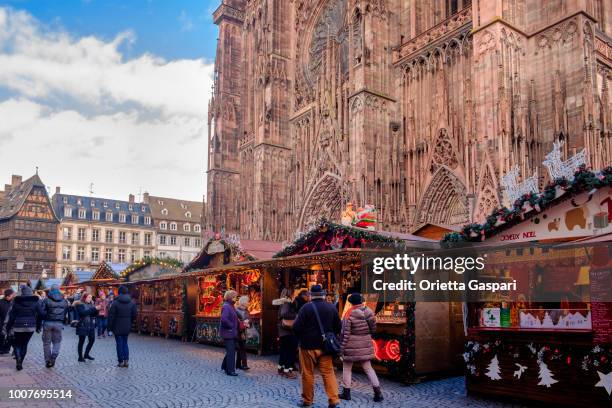 strasbourg at christmas - place de la cathédrale (alsace, france) - strasbourg stock pictures, royalty-free photos & images