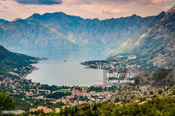 vista de ángulo alto de la bahía de kotor - montenegro fotografías e imágenes de stock