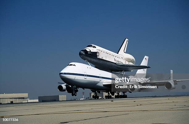 nasa boeing space shuttle and boeing 747 carrier aircraft - boeing nasa space shuttle stock pictures, royalty-free photos & images