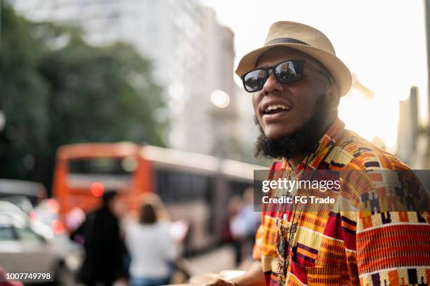 portrait of afro descent at city - cool guy in hat stock pictures, royalty-free photos & images