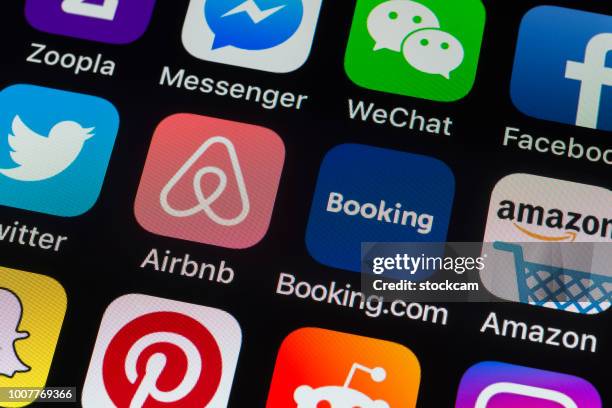 andere telefoon apps op iphone-scherm, airbnb en booking.com - and booking com application stockfoto's en -beelden