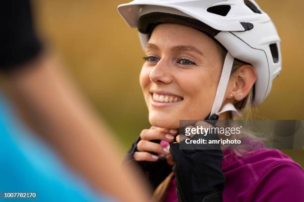 lächelnde frau gesicht weiß fahrrad helm - cycling helmet stock-fotos und bilder