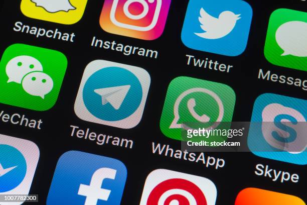 telegram, whatsapp, skype och andra telefon apps på iphone-skärmen - telegram messaging app bildbanksfoton och bilder