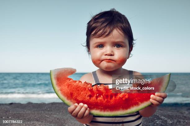 ist es sehr lecker! - children fruit stock-fotos und bilder