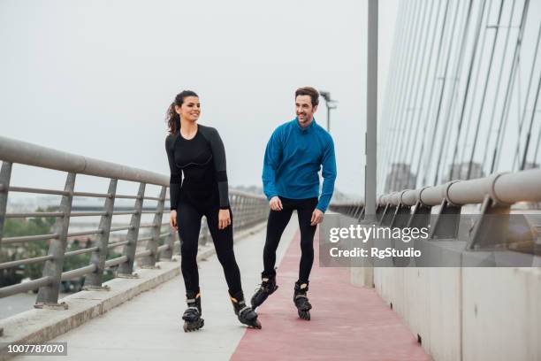 patinaje de amigos en el puente - patín en línea fotografías e imágenes de stock