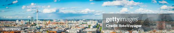 berliner luft panorama über fernsehturm dächer und mitte sehenswürdigkeiten deutschland - berlin panorama stock-fotos und bilder