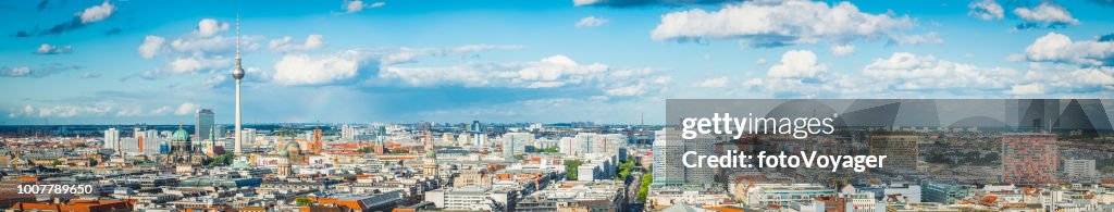 Panorama aéreo de Berlín sobre Fernsehturm tejados y Mitte monumentos Alemania