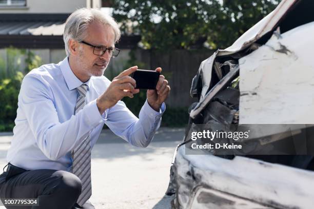 insurance expert at work - acidente carro imagens e fotografias de stock