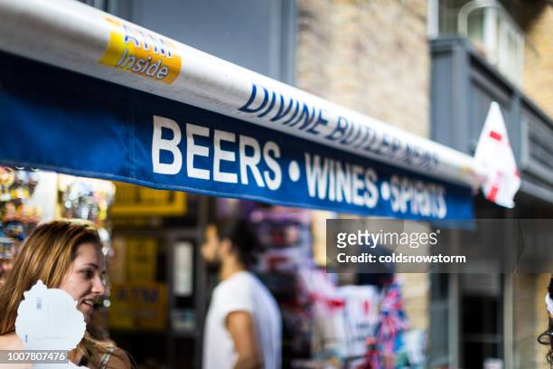 außenseite des london-kiosk-shop verkauf von bier, wein und spirituosen - buying beer stock-fotos und bilder
