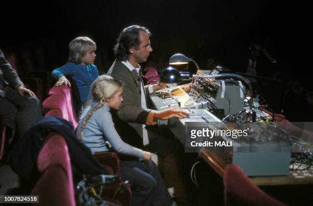 Le compositeur allemand Karlheinz Stockhausen au travail avec ses enfants, circa 1970.