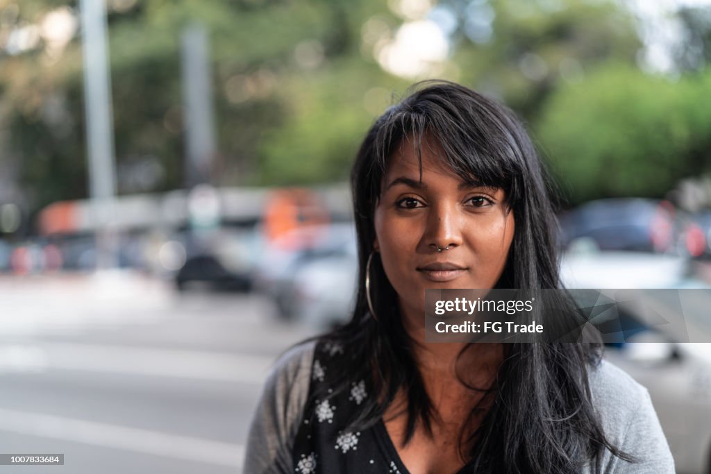 Ritratto di giovane donna in città