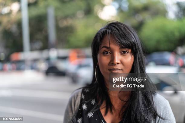 portret van een jonge vrouw in de stad - latijns amerikaanse en hispanic etniciteiten stockfoto's en -beelden