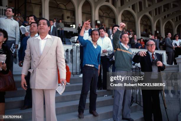 Spectateurs et parieurs à l'hippodrome en Septembre 1985 à Santiago du Chili.