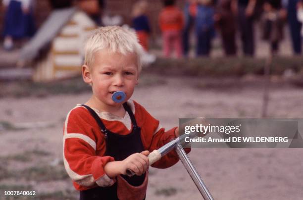 Enfant dans un parc de jeux circa 1980 en République fédérale d'Allemagne .