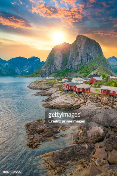 vista panorámica de noruega islas lofoten en noruega con puesta del sol escénica - lofoten fotografías e imágenes de stock