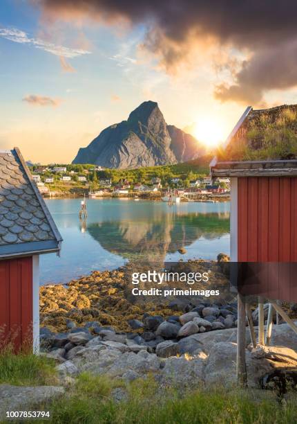 lofoten eilanden in noorwegen noorwegen panoramisch uitzicht met zonsondergang scenic - lofoten en vesterålen stockfoto's en -beelden