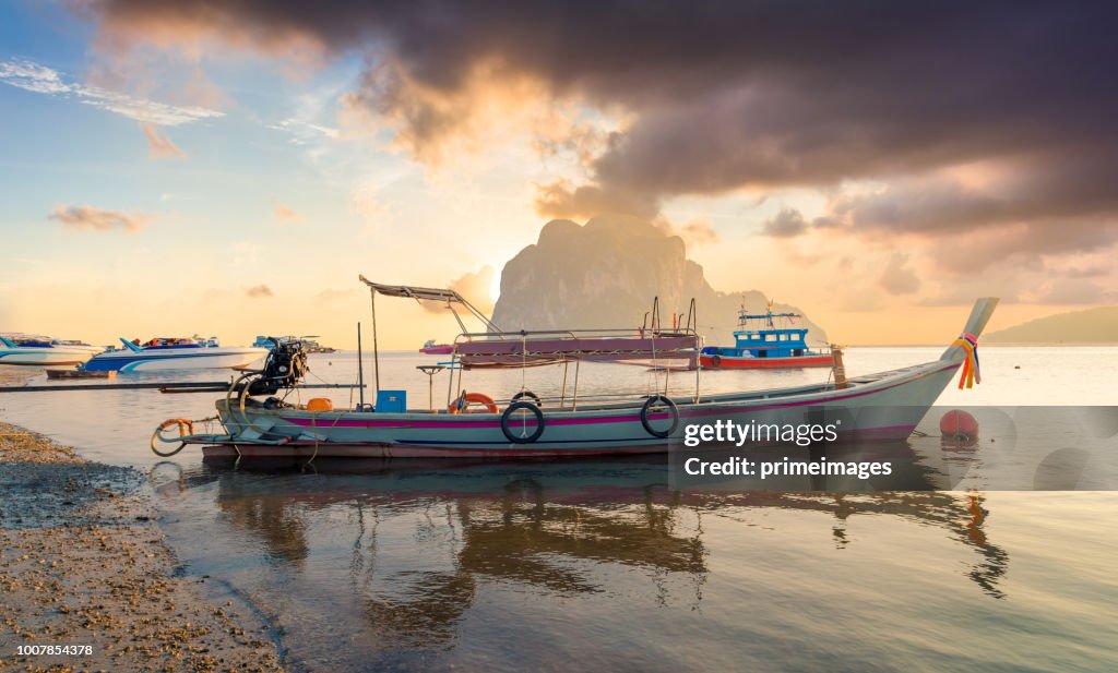 Sonnenuntergang im tropischen Meer mit Longtail-Boot in Süd-Thailand Trang
