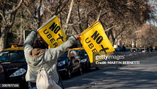 Taxi drivers demonstrate along Alameda avenue in Santiago against US cab giant Uber, on July 30,2018. - Chilean taxi drivers went on strike to...