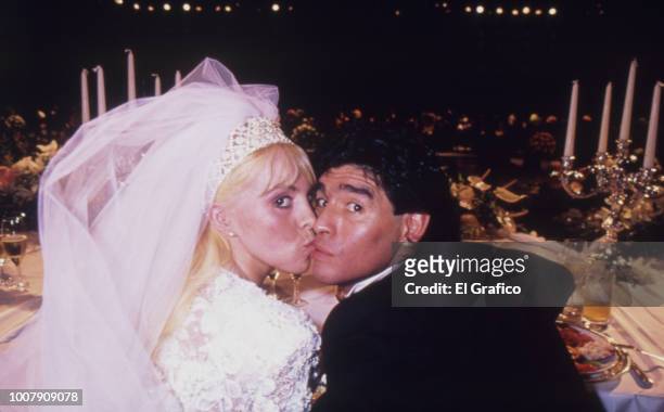 Diego Maradona kisses Claudia Villafañe during their wedding at Luna Park Stadium on November 07, 1989 in Buenos Aires, Argentina.