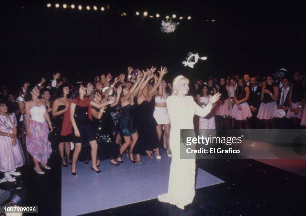 Claudia Villafa�ñe throws her wedding bouquet during her wedding with Diego Maradona at Luna Park Stadium on November 07, 1989 in Buenos Aires,...