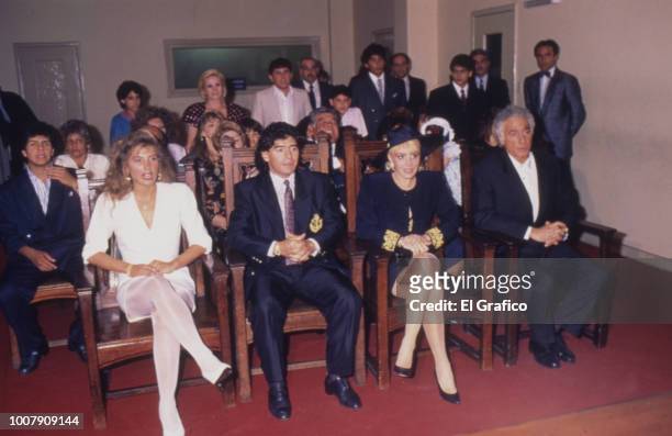 Diego Maradona and Claudia Villafañe pose during their wedding on November, 1989 in Buenos Aires, Argentina.