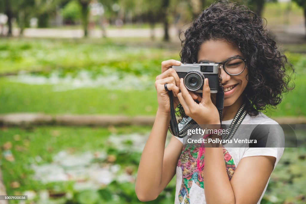 公共の公園の写真を取っている女の子