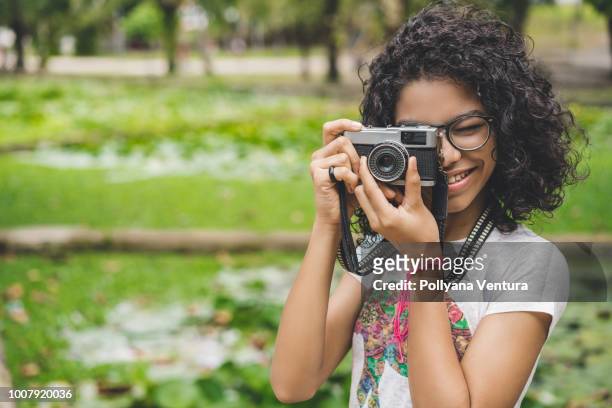 meisje fotograferen in het openbaar park - camera girls stockfoto's en -beelden