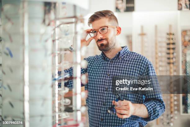 in de optica-winkel - lens optisch instrument stockfoto's en -beelden