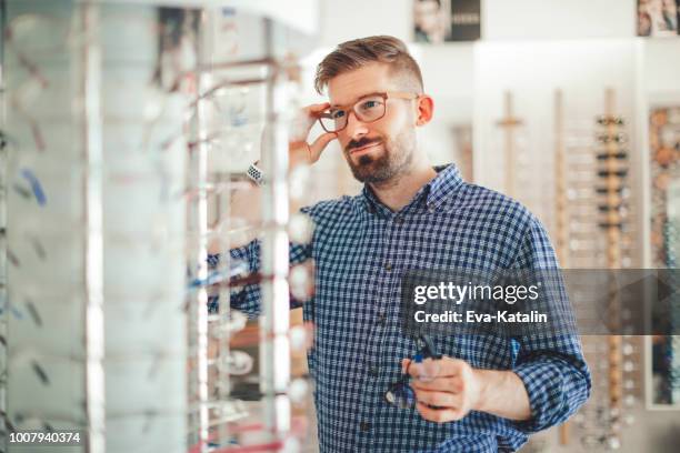 in de optica-winkel - bril stockfoto's en -beelden